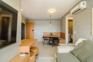 ein Wohnzimmer mit Sofa und Tisch in der Unterkunft Apto em Cond. c/ Piscina em Goiânia KSP1304 in Goiânia