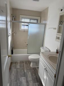 a bathroom with a tub and a toilet and a sink at R2 Near to Towson and Morgan University in Parkville