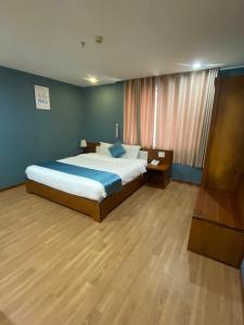 En eller flere senge i et værelse på New Merry Hotel And Spa