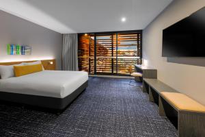 Postel nebo postele na pokoji v ubytování lyf on Elizabeth Melbourne