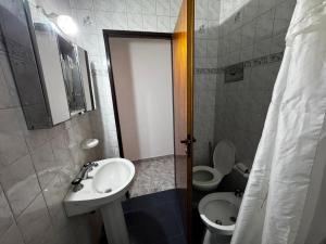 a small bathroom with a sink and a toilet at Depto 2 ambientes A pasos del MAR in Mar de Ajó