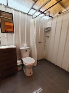 un bagno con un water e un lavandino di Glamping Villa de Leyva a Estación El Salto