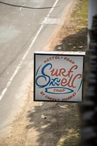een straatbord aan de kant van een weg bij surf swell hostel in Weligama