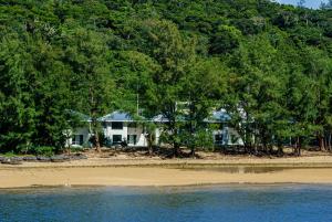 una casa sulla riva di una spiaggia di CORAL ISLAND 1棟貸し 天然ビーチまで徒歩5秒 ジャグジー付きVilla a Nago