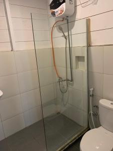 een douche in een badkamer met toilet bij Crow's Nest in Tua Pejat