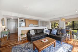 Khu vực ghế ngồi tại Apartment 5 Pacific Apartments