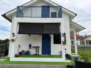 Bygningen som campingpladsen ligger i