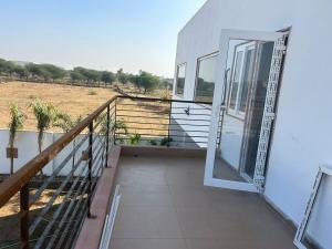 een balkon van een huis met een open deur bij Mangal Uday Villa in Jaipur
