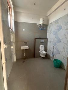 een badkamer met toilet en wastafel bij Mangal Uday Villa in Jaipur