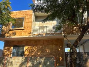 een gebouw met een boom ervoor bij Mangal Uday Villa in Jaipur +10 foto's