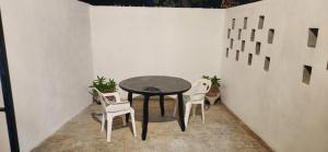 a table and two chairs in a room at Loft Colibrí en Centro Histórico Carmen in Ciudad del Carmen +17 photos