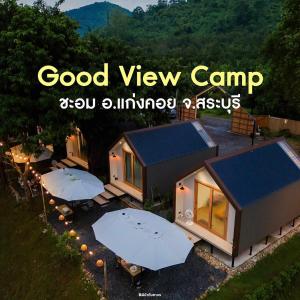 een bovenaanzicht van een tiny house met paraplu's bij กู๊ดวิวแคมป์ชะอม in Ban Bung Mai