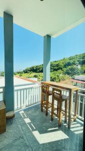 a table and chairs on a balcony with a view at HappyDaysVilla in Ko Larn