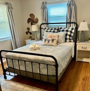 ein Schlafzimmer mit einem Bett und zwei Kissen darauf in der Unterkunft Natures Nest Waterfront in Homosassa