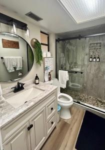 ein Badezimmer mit Waschbecken und Dusche in der Unterkunft Natures Nest Waterfront in Homosassa