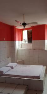 En eller flere senge i et værelse på Hostel Santiago