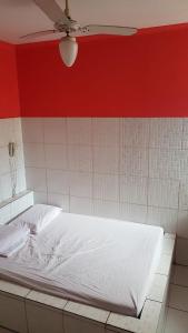 En eller flere senge i et værelse på Hostel Santiago