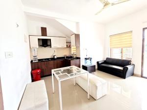 Η κουζίνα ή μικρή κουζίνα στο Chakkanthara's pool villa