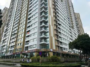 een hoog gebouw waar mensen voor lopen bij Đồng Xanh 502NK in Hanoi