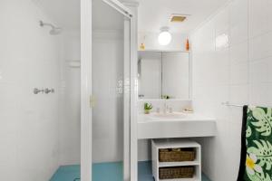 Et badeværelse på Seaspray Unit 2, 21 Warne Tce, Kings Beach