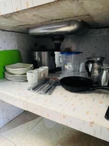 un comptoir de cuisine avec des assiettes et une poêle dessus dans l'établissement Casa Colores, à Murillo