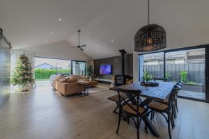 TV a/nebo společenská místnost v ubytování Stylish Home w- Private Spa Indoor & Outdoor Fire