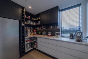 Kuchyň nebo kuchyňský kout v ubytování Stylish Home w- Private Spa Indoor & Outdoor Fire