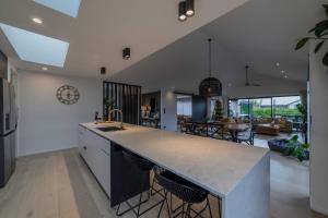 Fotografie z fotogalerie ubytování Stylish Home w- Private Spa Indoor & Outdoor Fire v destinaci Prebbleton + 78 fotografií