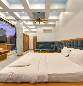 ein Schlafzimmer mit einem großen Bett und einer Decke in der Unterkunft Natural resort in Panhāla