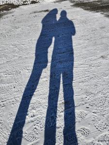 l'ombre d'une personne debout dans la neige dans l'établissement le flocon chaud sauna, à La Bresse
