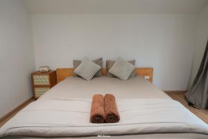 een bed met twee handdoeken erop bij กู๊ดวิวแคมป์ชะอม in Ban Bung Mai +5 foto's