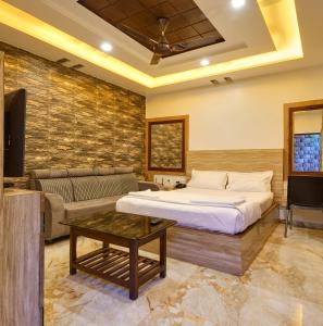 ein Schlafzimmer mit einem Bett und einer Couch in der Unterkunft Natural resort in Panhāla