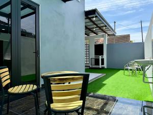 En terrasse eller udendørsområde på 快乐客栈 Sentosa Cottage + 1 billede