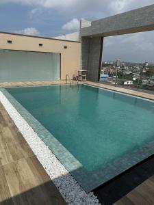 ein Schwimmbad auf dem Dach eines Gebäudes in der Unterkunft Lavania Ocean View Residencies in Watumulla