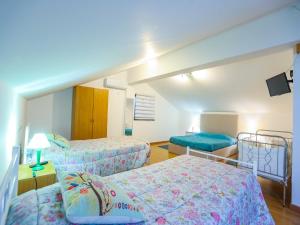 En eller flere senge i et værelse på Carcavelos Villa with Pool