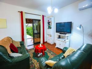 Et tv og/eller underholdning på Carcavelos Villa with Pool