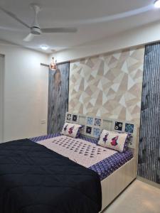 Postel nebo postele na pokoji v ubytování Vaidehi Vibe's by Vikas