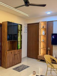 TV a/nebo společenská místnost v ubytování Vaidehi Vibe's by Vikas