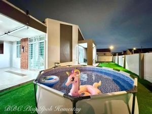 Swimmingpoolen hos eller tæt på BBC Play Ipoh Homestay