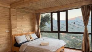 Cảnh núi rừng hoặc tầm nhìn ra núi từ chỗ nghỉ nhà dân