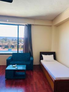 Giường trong phòng chung tại New Woodland Hotel