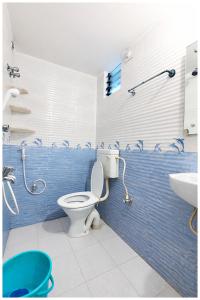 Koupelna v ubytování Hotel KSR Savashi Residecny Near Sea Beach & Jagannath Temple - Free Wifi and Room Service - Best Budget Hotel