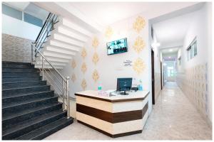 TV a/nebo společenská místnost v ubytování Hotel KSR Savashi Residecny Near Sea Beach & Jagannath Temple - Free Wifi and Room Service - Best Budget Hotel