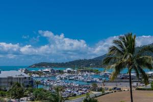 een uitzicht op een haven met boten in het water bij Spa Haven 18B in Airlie Beach +11 foto's