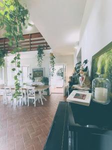 un salon avec une table et une salle à manger dans l'établissement Villa Oliviana, à Montecarlo