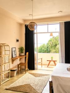 een woonkamer met een tafel en een groot raam bij Casa Banana in Weligama +111 foto's