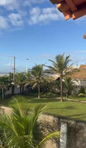 a view of a park with palm trees at Casa de praia Silva Bráz in Serra