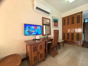 een kamer met een bureau en een televisie aan de muur bij Langkawi Lagoon Floating Resort 01 in Langkawi Intl