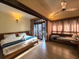 een slaapkamer met een bed en een raam bij Langkawi Lagoon Floating Resort 01 in Langkawi Intl