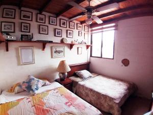 En eller flere senge i et værelse på La Casa de la Colina